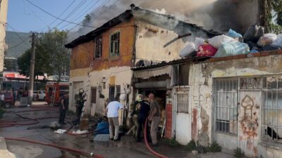 Bursa’nın Osmangazi ilçesinde çıkan yangında 2 katlı müstakil ev tamamen