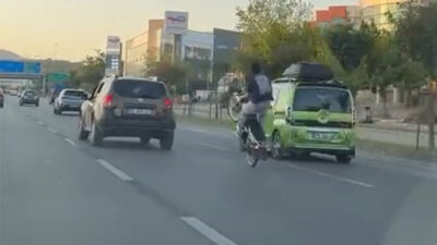 Bursa'da motosikletiyle trafikte akrobasi hareketleri yapan sürücü, herkesi tehlikeye attı.
