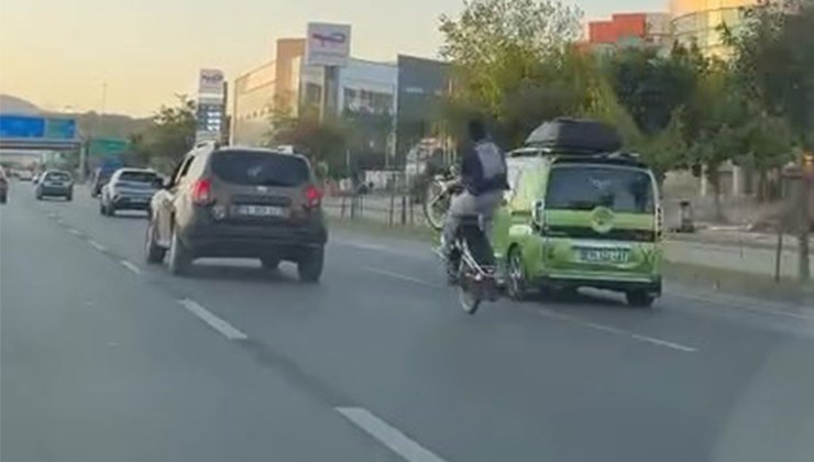 Bursa'da motosikletiyle trafikte akrobasi hareketleri yapan sürücü, herkesi tehlikeye attı.
