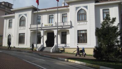 Buraa Valiliği, Yenişehir’deki orman yangınıyla ilgili bilgilendirme yaptı.

