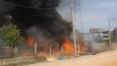 İnegöl’de araç denetim istasyonu yanında çıkan yangın kısa sürede büyüdü.