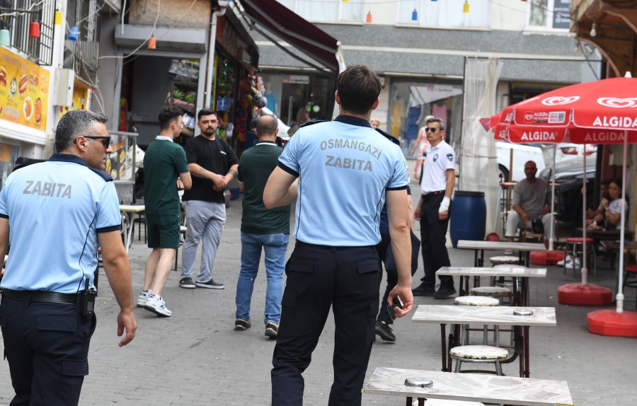 Osmangazi Belediyesi Zabıta Müdürlüğü ekipleri, kaldırımlarda görme engelliler için oluşturulan