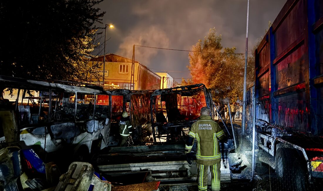 Bursa Osmangazi’de park halindeki bir karavanda çıkan yangın, yanındaki kamyon