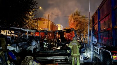 Bursa Osmangazi’de park halindeki bir karavanda çıkan yangın, yanındaki kamyon