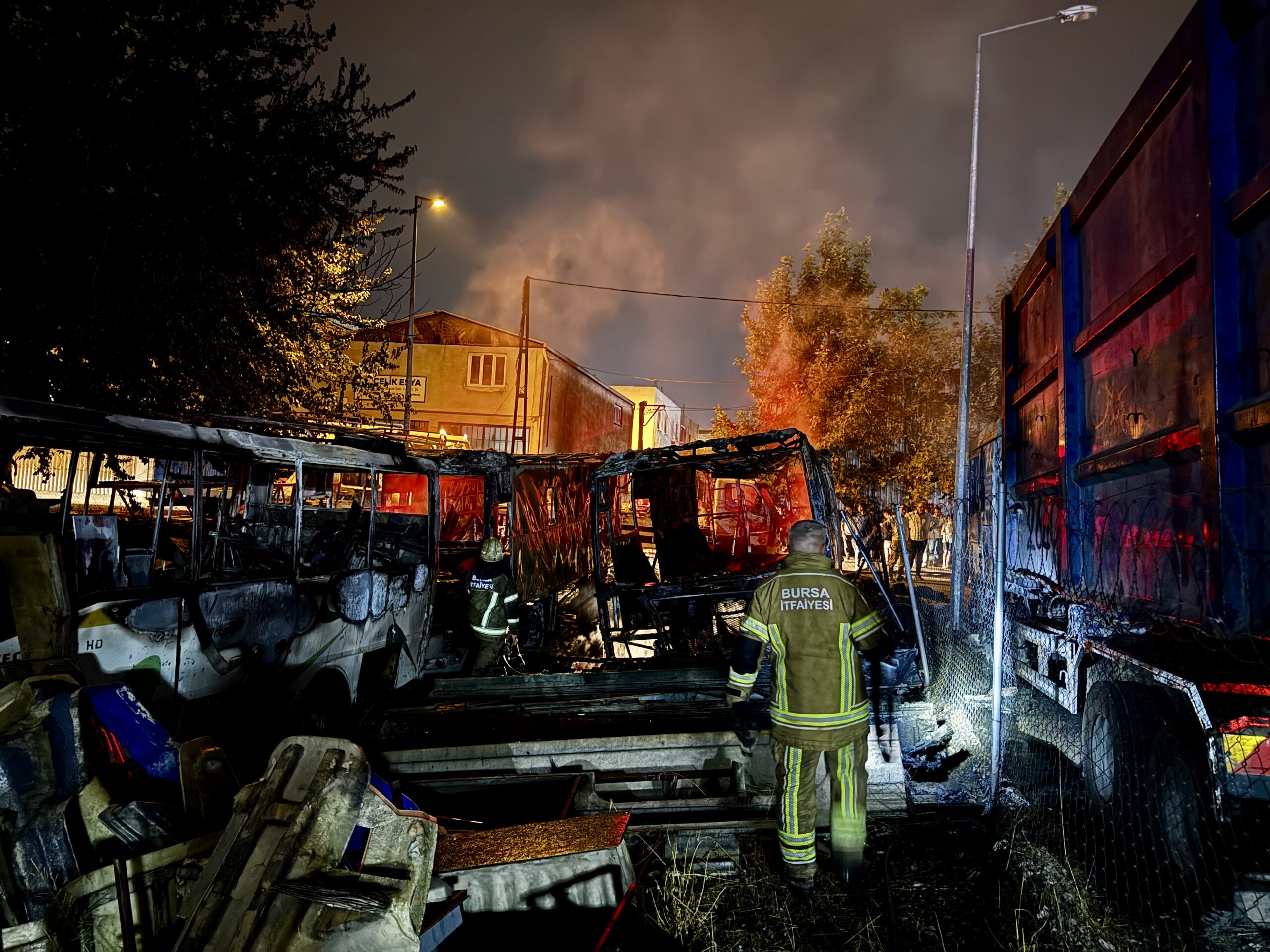 Bursa Osmangazi’de park halindeki bir karavanda çıkan yangın, yanındaki kamyon