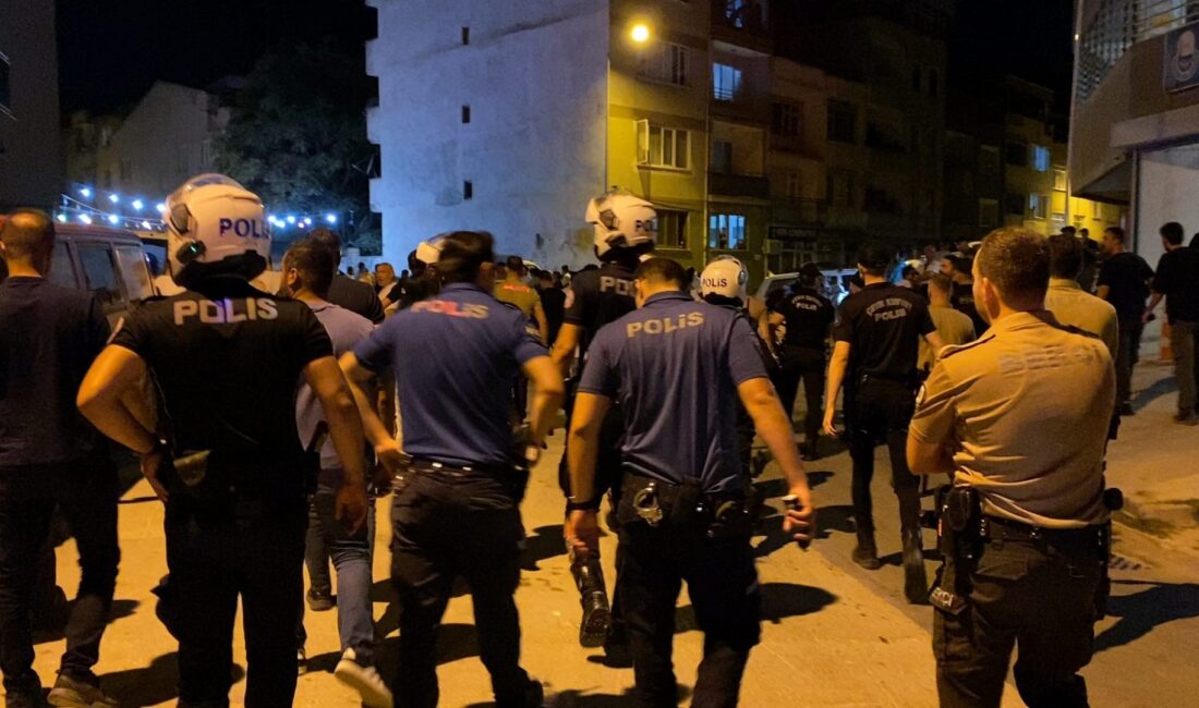 Bursa'nın İnegöl ilçesinde aranan şahsı yakalayan polis ekiplerine saldıran kalabalık
