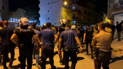 Bursa'nın İnegöl ilçesinde aranan şahsı yakalayan polis ekiplerine saldıran kalabalık