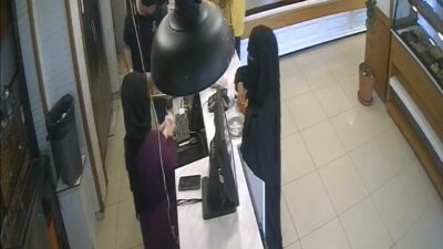 Bursa’da bir pastaneye gelen çarşaflı kadın, "yırtık para" bahanesiyle tırnakçılık