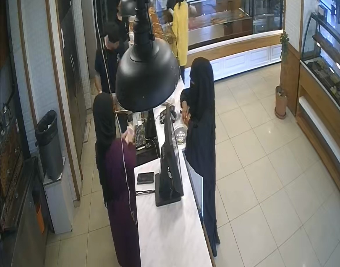 Bursa’da bir pastaneye gelen çarşaflı kadın, "yırtık para" bahanesiyle tırnakçılık