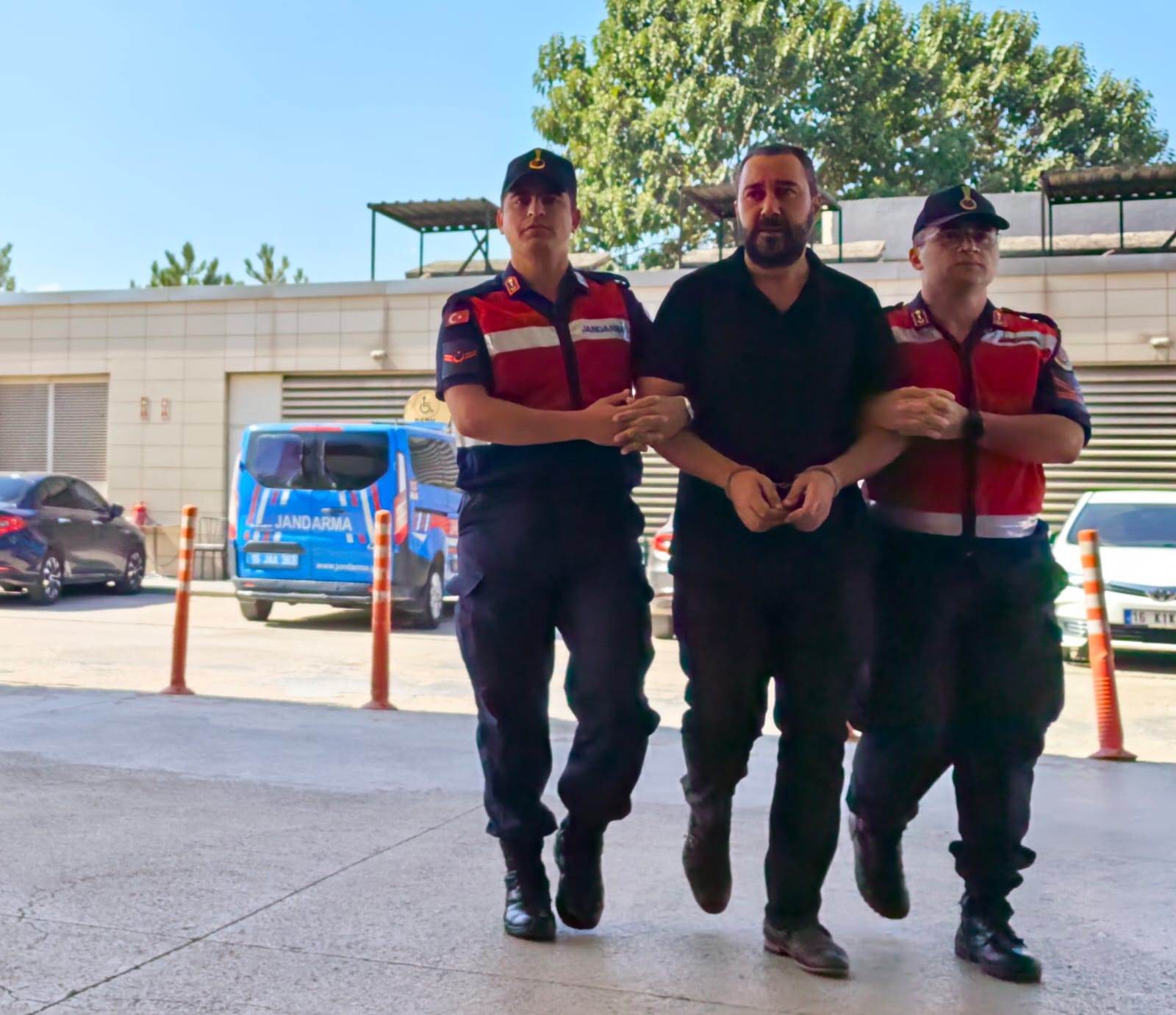 Bursa'nın İnegöl ilçesinde Jandarma komutanlığı ekiplerince düzenlenen uyuşturucu operasyonunda bir