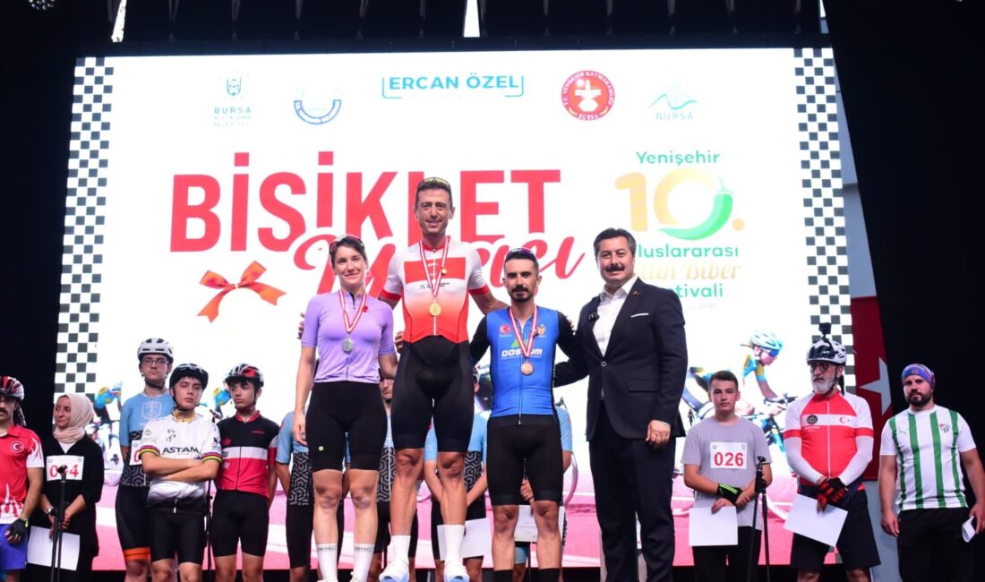 Yenişehir’de Altın Biber Festivali kapsamında düzenlenen bisiklet yarışında hem renkli