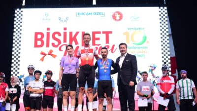 Yenişehir’de Altın Biber Festivali kapsamında düzenlenen bisiklet yarışında hem renkli