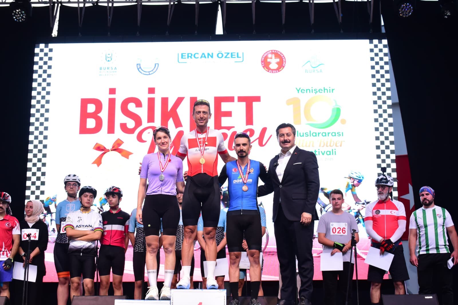Yenişehir’de Altın Biber Festivali kapsamında düzenlenen bisiklet yarışında hem renkli