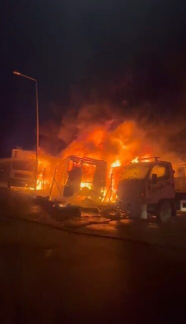 Bursa'nın Osmangazi ilçesinde park halindeki 3 kamyon ve 1 tır