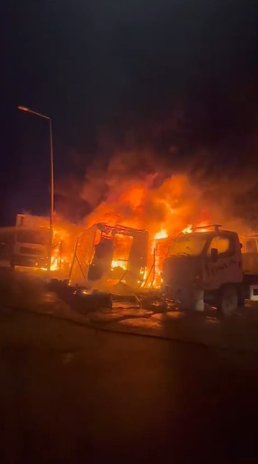 Bursa'nın Osmangazi ilçesinde park halindeki 3 kamyon ve 1 tır