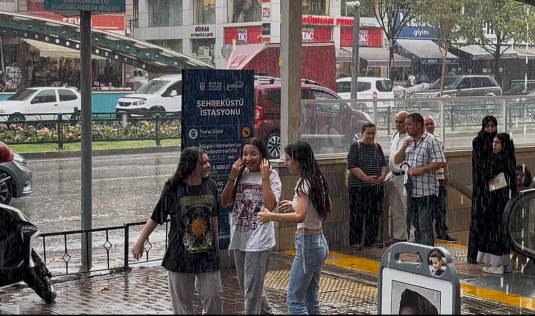 Bursa’nın Kestel ilçesinde aniden bastıran sağanak yağış, cadde ve sokakları