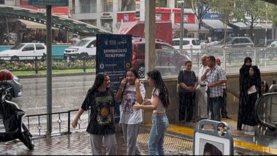 Bursa’nın Kestel ilçesinde aniden bastıran sağanak yağış, cadde ve sokakları