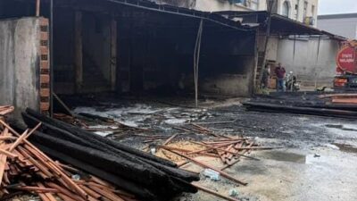 İnegöl’de sabah saatlerinde çıkan yangın, bir mobilya imalathanesini kül etti.