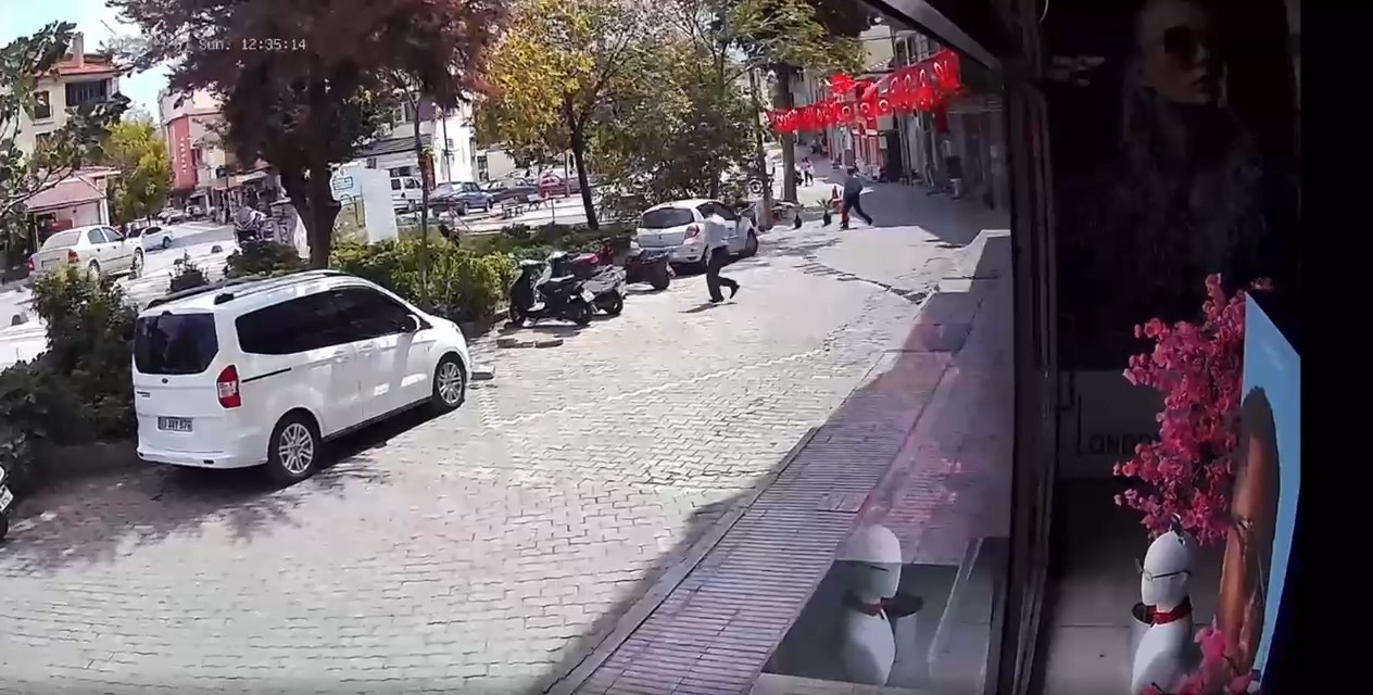 Balıkesir’in Sındırgı ilçesinde meydana gelen 4.9 büyüklüğündeki deprem güvenlik kameralarına