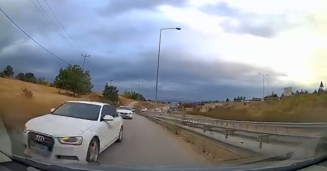 Bursa’nın Nilüfer ilçesinde ailesiyle birlikte seyir halinde olan bir sürücü,
