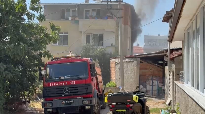 Bursa’nın İznik ilçesinde çıkan yangında, üst katta balkonda mahsur kalan