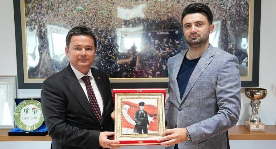 Osmangazi Belediye Başkanı Erkan Aydın, Özlüce İbrahim Yazıcı Tesisleri’nde Bursaspor’u