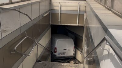 Bursa'da seyir halindeyken lastiği patlayan araç metro istasyonuna daldı. Merdivenlerde