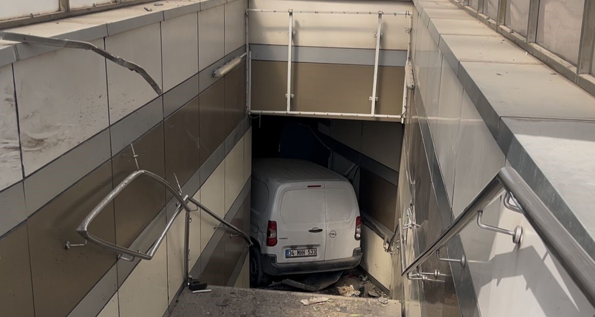 Bursa'da seyir halindeyken lastiği patlayan araç metro istasyonuna daldı. Merdivenlerde