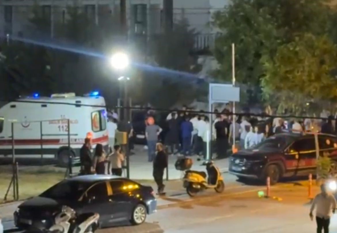 Bursa'nın Nilüfer ilçesinde iki kişi, tartıştıkları bir vatandaşı sokak ortasında