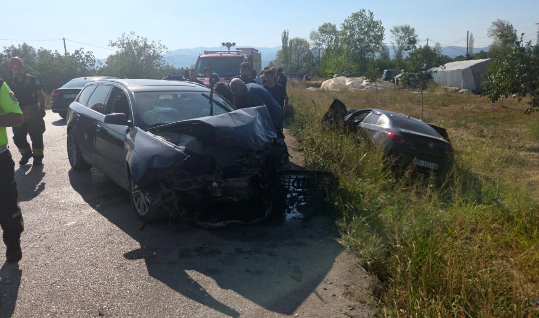 Orhangazi-İznik yolunda iki otomobil kafa kafaya çarpıştı. Kazada 4 kişi