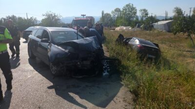 Orhangazi-İznik yolunda iki otomobil kafa kafaya çarpıştı. Kazada 4 kişi