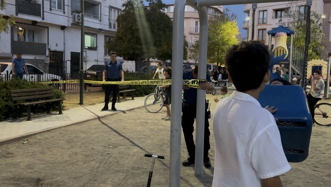 Bursa’da oyun parkında oynayan 7-8 yaşlarındaki bir çocuk, yorgun merminin