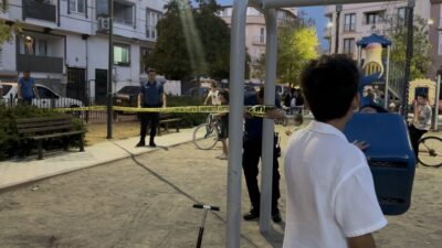 Bursa’da oyun parkında oynayan 7-8 yaşlarındaki bir çocuk, yorgun merminin