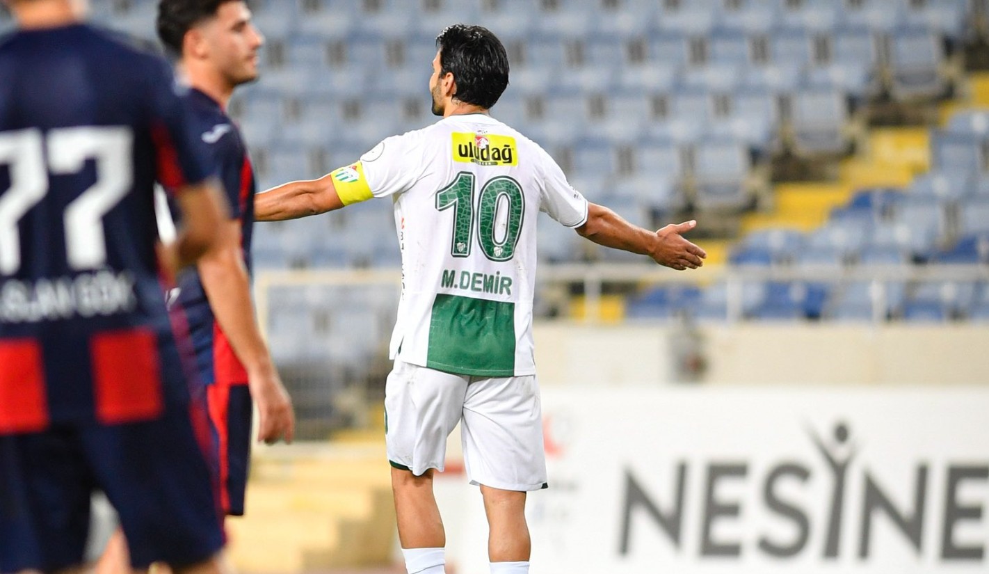 Bursaspor Teknik Direktörü Adem Çağlayan, Arnavutköy maçında sakatlanarak oyundan çıkan