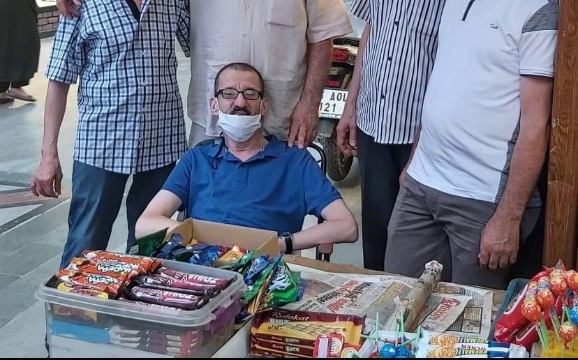 Bursa'da kuyumcular çarşısında seyyar satıcılık yaparak geçimini sağlayan engelli vatandaşın,