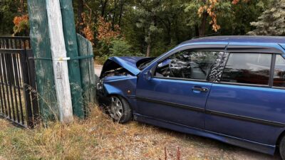 Bursa'nın İnegöl ilçesinde meydana gelen kazada kontrolden çıkan otomobil kafenin