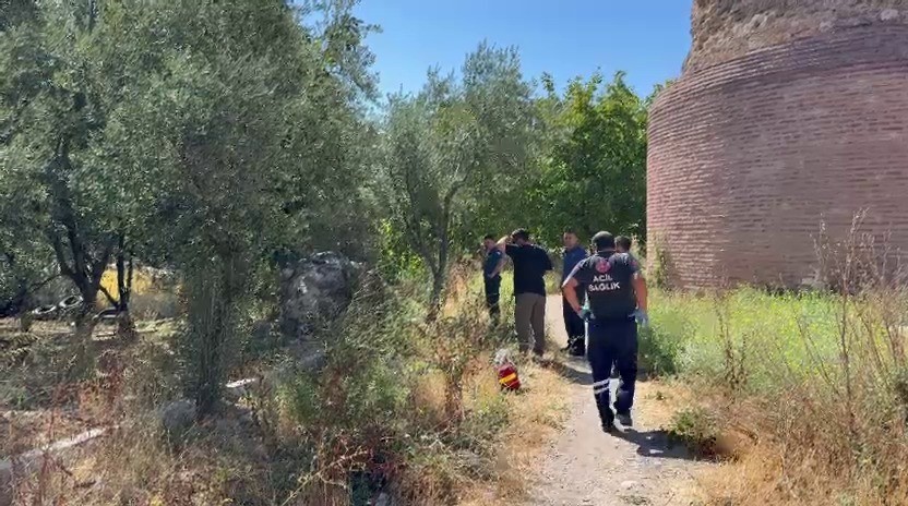Bursa'nın İznik ilçesinde tarihi surların dibinde erkek cesedi bulundu. Olayla