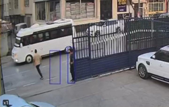 Bursa'da sürücüsünün el frenini çekmeden park ettiği minibüs yokuş aşağı