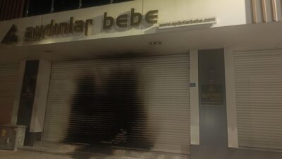 Bursa’da kimliği belirlenemeyen bir şahıs giyim mağazasını kundakladı. Mağazayı ateşe