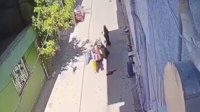 Bursa’da sokak ortasında kucağında çocuğu ile yürüyen bir anne, tartıştığı