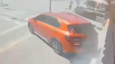 Bursa'da sürücüsünün el frenini çekmeyi unuttuğu otomobil, yokuş aşağı metrelerce