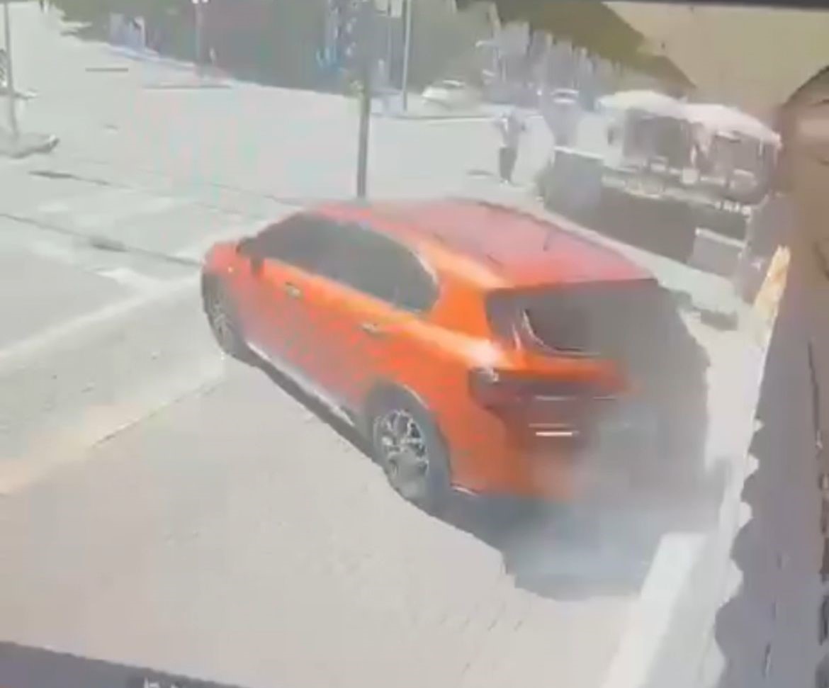 Bursa'da sürücüsünün el frenini çekmeyi unuttuğu otomobil, yokuş aşağı metrelerce