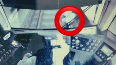 Bursa'da birbirleriyle şakalaşan öğrenci grubunun çarparak raylara düşürdüğü ve vatmanın