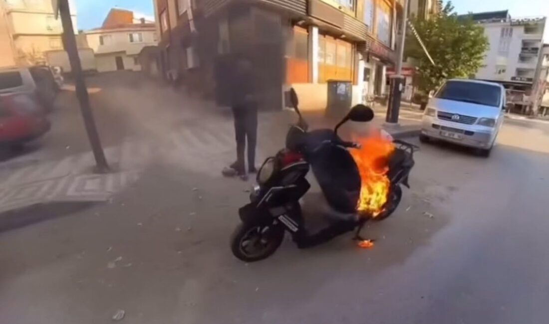 Bursa'da park halindeki bir motosiklet, bir anda alev topuna döndü.