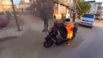 Bursa'da park halindeki bir motosiklet, bir anda alev topuna döndü.