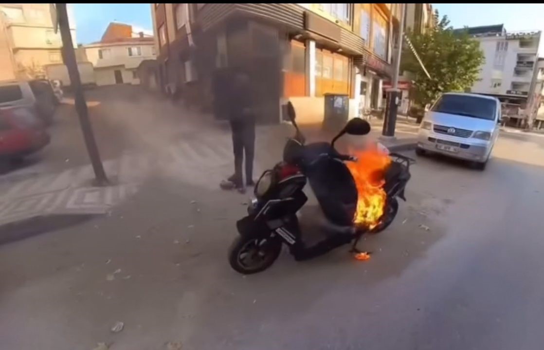 Bursa'da park halindeki bir motosiklet, bir anda alev topuna döndü.