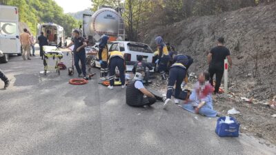 Bursa’nın İnegöl ilçesinde, kontrolden çıkan otomobil park halindeki asit yüklü