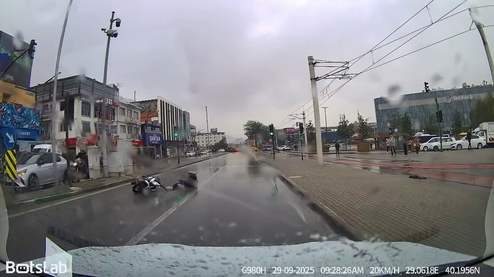 Bursa'da yağışlı havada yolların kayganlaşmasını fırsat bilen bir motosiklet sürücüsü,