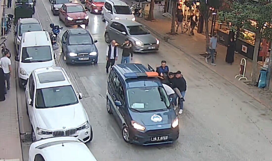 Bursa'nın İnegöl ilçesinde aracında fenalaşan sürücü, zabıta ekiplerinin hızlı müdahalesiyle