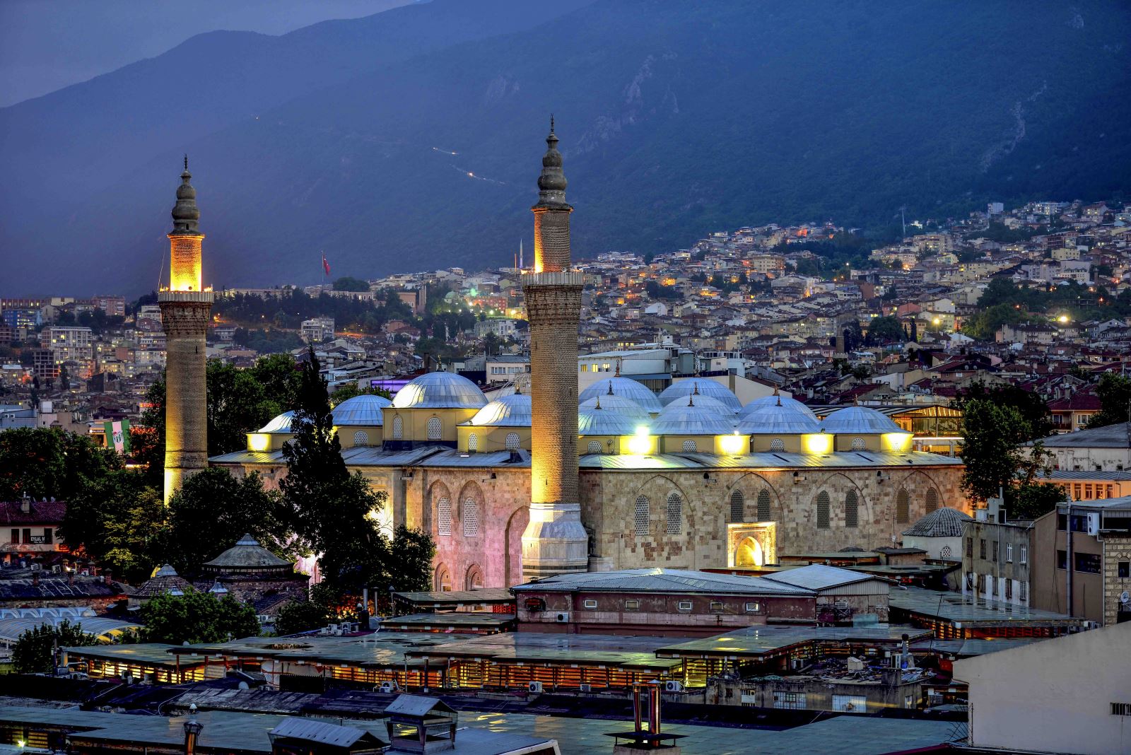 Bursa'da tarihi camilere gelen yerli ve yabancı turistlerin uygunsuz kıyafetleri